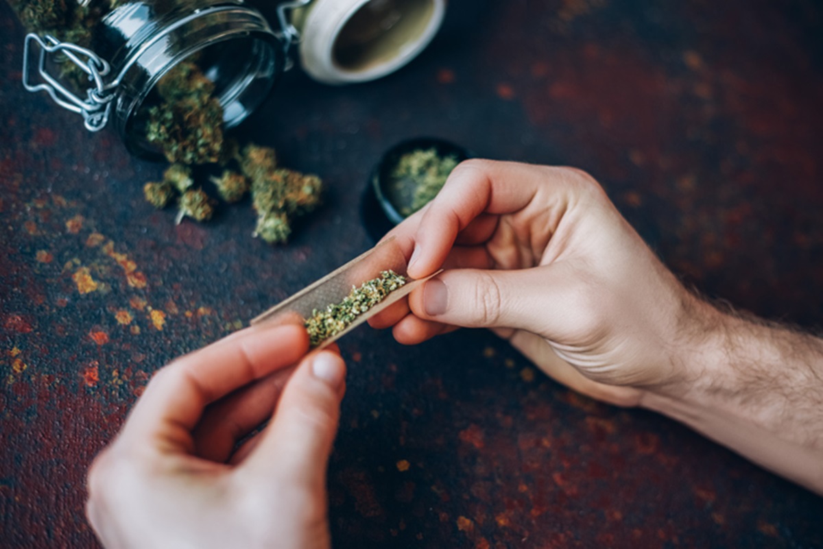 Homem enrola baseado de maconha - Metrópoles