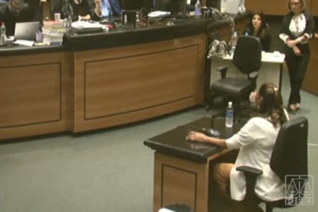 Imagem colorida da mãe de Marielle Franco em tribunal do Júri, no RJ