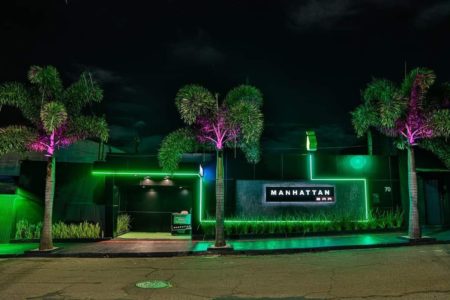 Imagem colorida mostra fachada do Manhattan Bar - metrópoles