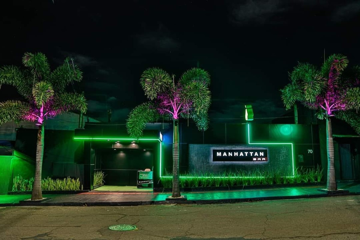 Imagem colorida mostra fachada do Manhattan Bar - metrópoles