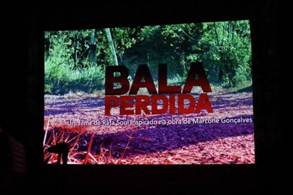 Imagem colorida do espetáculo Bala Perdida
