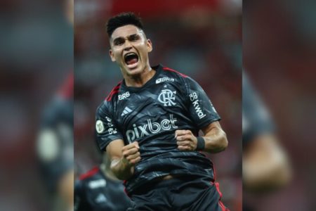 Imagem colorida de Alcaraz do Flamengo contra Internacional - Metrópoles