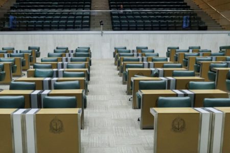 Cadeiras dos deputados no plenário da Alesp - Metrópoles