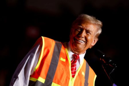 Imagem colorida de Trump vestido de gari - Metrópoles