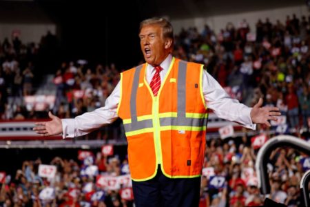 Imagem colorida de Trump vestido de gari - Metrópoles