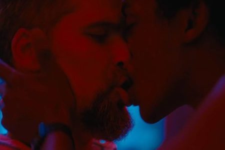 Print colorido, em tons vermelhos, mostra Bruno Gagliasso e Patrick Congo se beijando - Metrópoles
