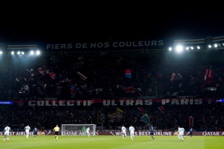 Foto colorida da torcida do Paris Saint-Germain (PSG) no estádio Parque dos Príncipes em jogo contra o PSV - Metrópoles