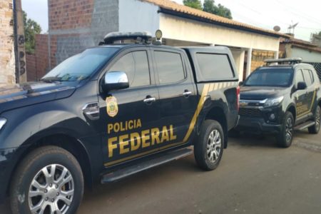 Imagem colorida, viaturas da Polícia Federal - Metrópoles