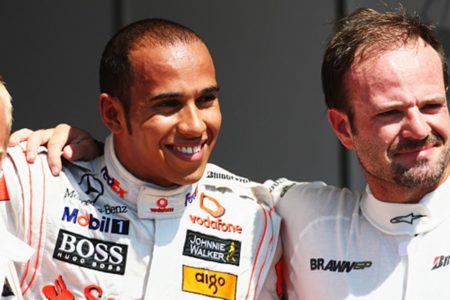 Imagem colorida de Lewis Hamilton e Rubinho Barrichelo - Metrópoles
