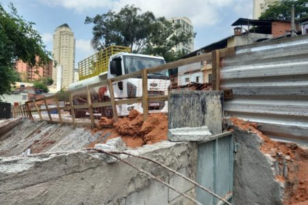 Imagem mostra muro e obra - Metrópoles