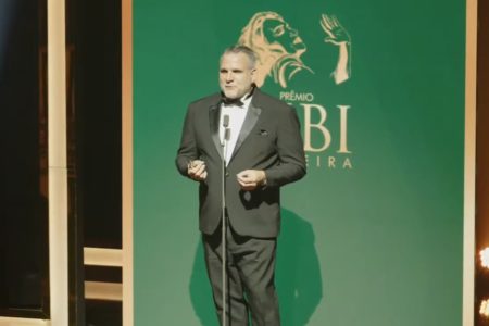 Imagem do ator Saulo Vasconcellos no Prêmio Bibi Ferreira