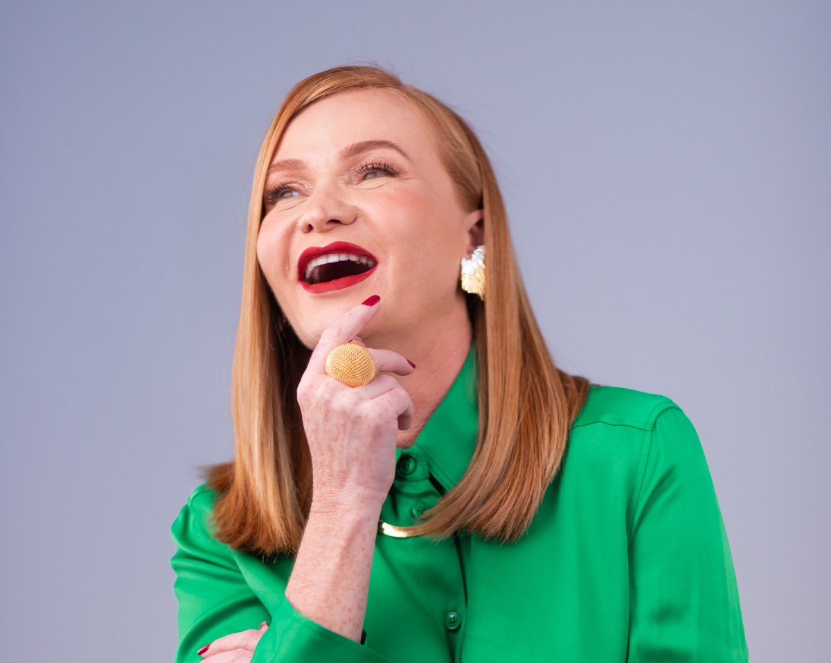 Fotografia colorida mostrando mulher sorrindo-Metrópoles