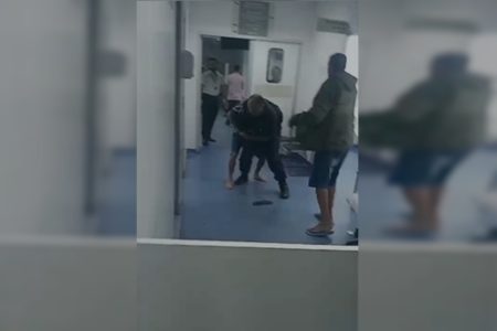 Imagem colorida de homens brigando em UPA