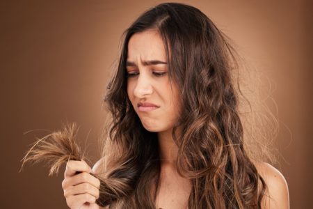 Foto colorida - mulher com cabelos enfraquecidos