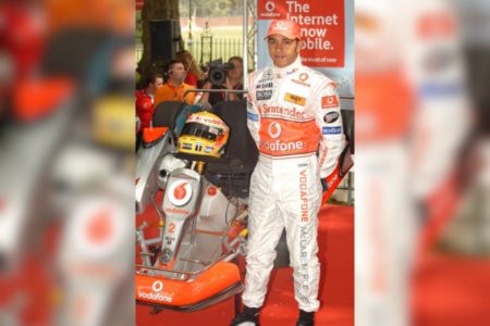 Imagem colorida de Hamilton com capacete de Senna - Metrópoles