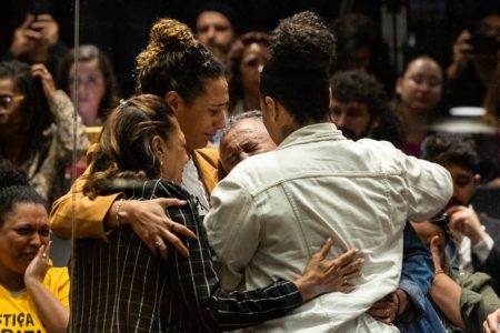 Imagem colorida de familiares de ANielle Franco se abraçando após resultado do Júri