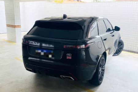 Land Rover pertencia ao jogador Ferreirinha. Comprador caiu em golpe ao repassar o carro que apareceu na garagem de empresário no litoral - Metrópoles