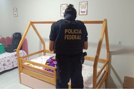 Foto colorida de policial federal durante operação - Metrópoles