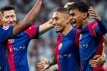 Foto colorida de Lewandowski, Yamal e Raphinha, do Barcelona - Metrópoles