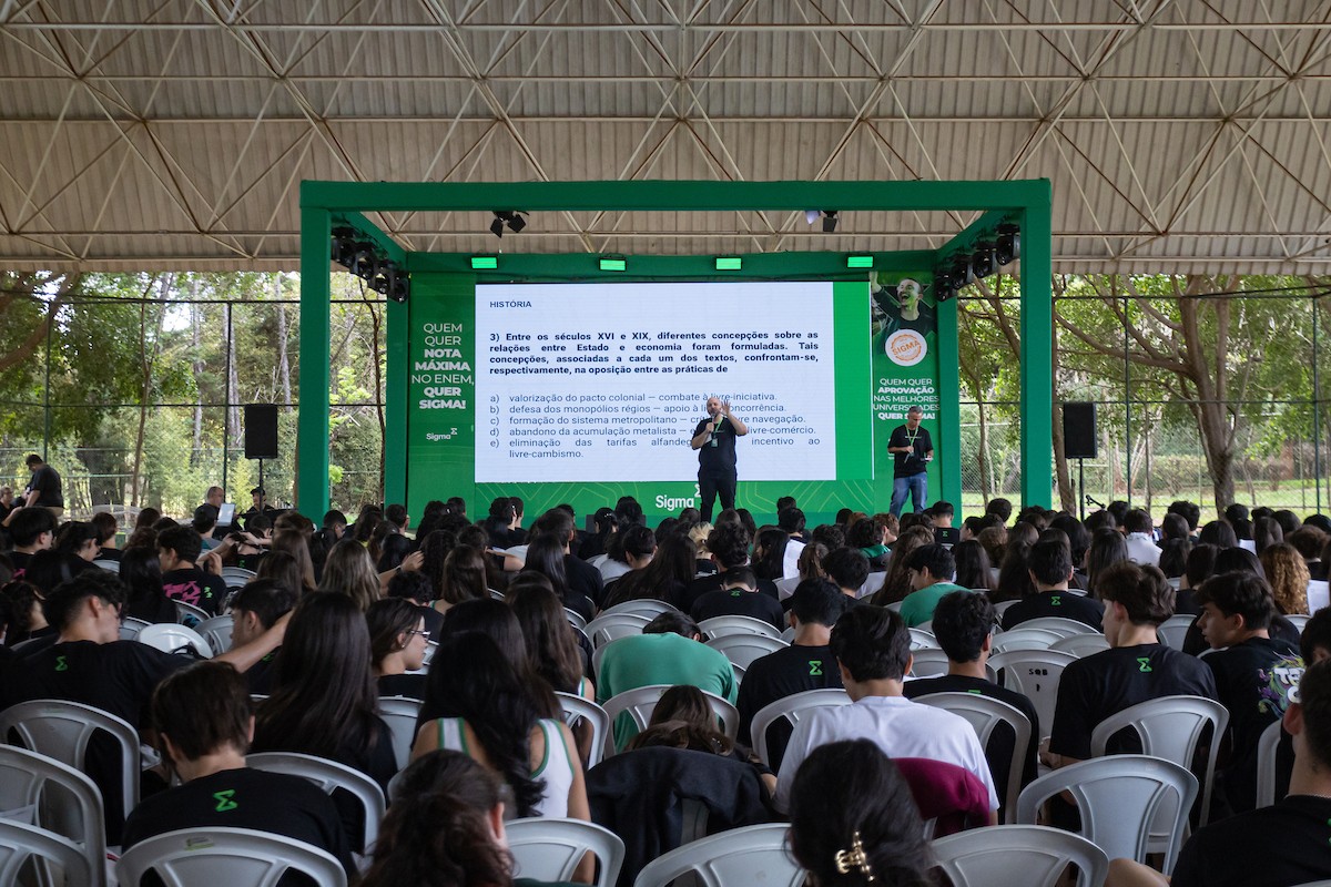 Fotografia colorida mostrando professor dando aulão para alunos-Metrópoles
