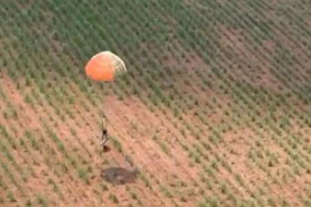 Helicóptero capturou o piloto usando seu paraquedas e pousando em segurança. Dois "tucanos" da FAB colidiram no ar em Pirassununga - Metrópoles