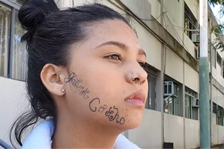 Além de tatuar o nome no rosto de Thayane, Gabriel Coelho sequestrou e manteve a ex-namorada em cárcere privado. Ele não aceitou o término - Metrópoles