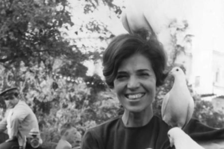 Imagem em preto e branco de Eunice Paiva sorrindo com pombas brancas ao redor. Nome dela está em projeto para alterar nomes de rodovias em SP - Metrópoles