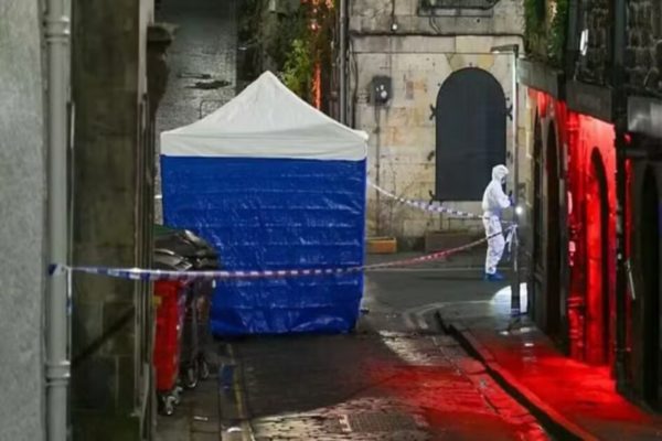 Imagem colorida, uma rua sendo interditada - Metrópoles