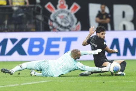 Foto colorida de Weverton, do Palmeiras, e Yuri Alberto, do Corinthians - Metrópoles