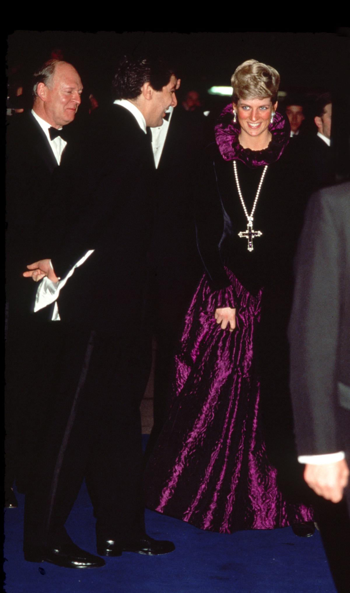 Princesa Diana em evento beneficente usando crucifixo de ouro e ametista - metrópoles