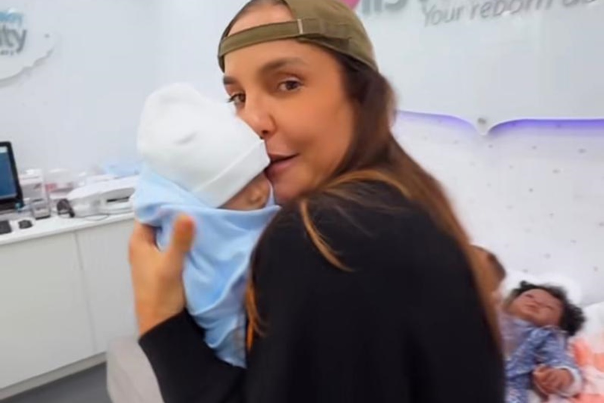 Ivete Sangalo com boneca realista da Macrobaby - Metrópoles