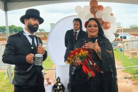 Noivos em casamento no cemitério - Metrópoles