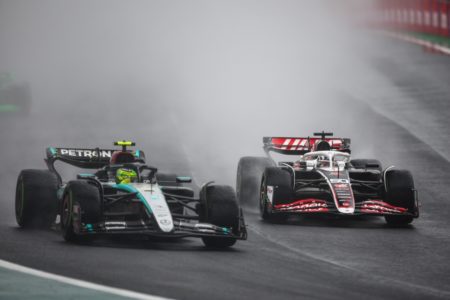 Foto colorida de Lewis Hamilton, da Mercedes, e Oliver Bearman, da Haas, em disputa no Grande Prêmio de São Paulo de F1, em Interlagos - Metrópoles