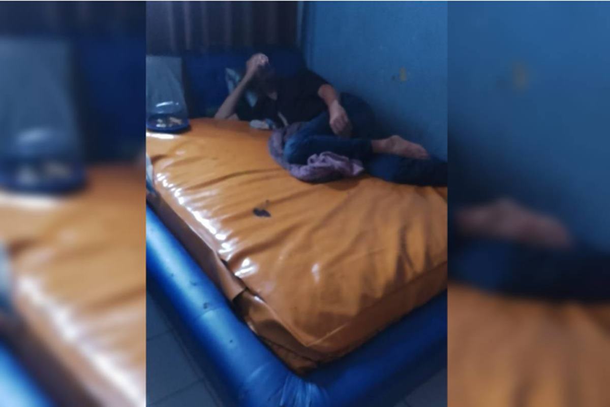 homem deitado em cama