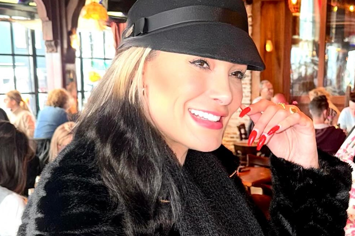 Andressa Urach posa sorridente durante uma viagem - Metrópoles