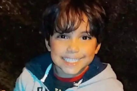 Imagem mostra menino sorrindo - Metrópoles