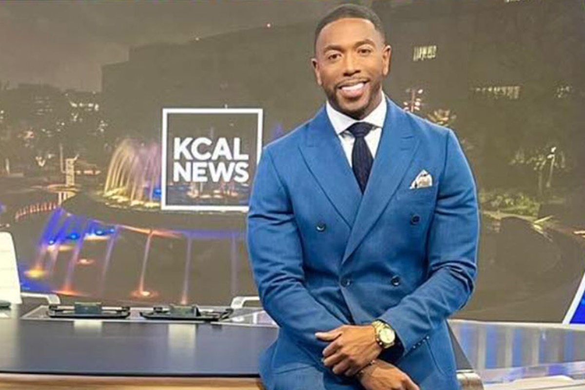 Chauncy Glover posa nos bastidores do canal KCAL News - Metrópoles