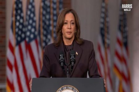 Imagem colorida de Kamala Harris discursando - Metrópoles