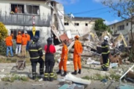 Imagem colorida de atendimento aos feridos em Macieó - Metrópoles