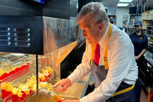 Imagem colorida de Trump no MCDonald´s - Metrópoles