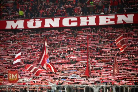 Imagem colorida da torcida do Bayern de Munique- MEtrópoles
