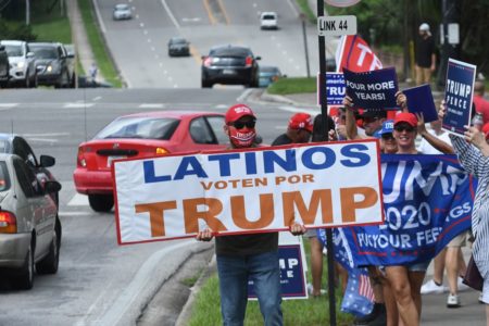 Foto colorida de pessoas segurando cartazes depois que o vice-presidente dos EUA, Mike Pence, se dirigiu a apoiadores em um comício da campanha Latinos para Trump na Central Christian University, em 10 de outubro de 2020 - Metrópoles