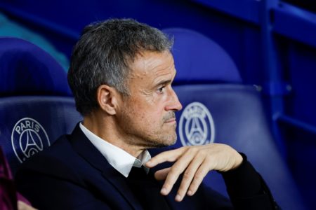 Foto colorida de Luis Enrique no banco de reservas do PSG durante jogo contra o Atlético de Madrid, pela Champions League - Metrópoles