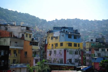 Imagem colorida de casas na favela da Rocinha, na zona sul do Rio de Janeiro - Metrópoles