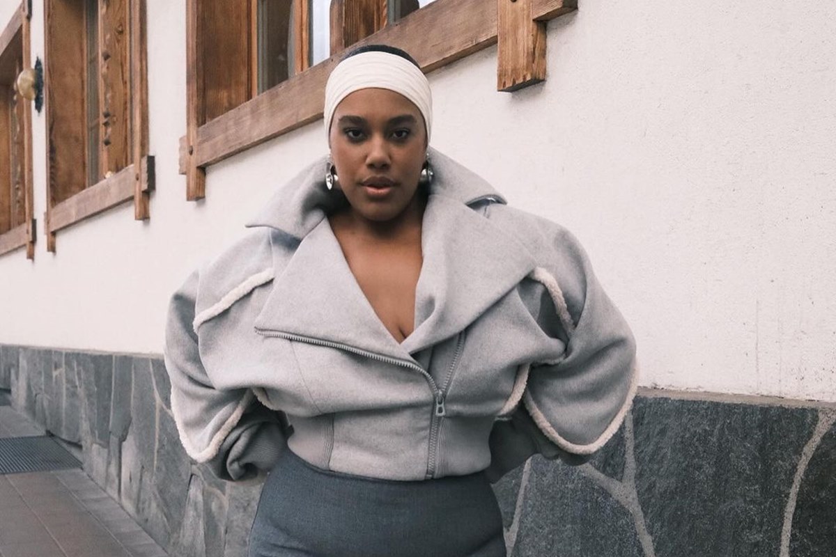 Na imagem com cor, a influenciadora de moda Robertita - Metrópoles