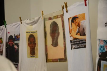 Imagem colorida, blusas estendidas em um varal - Metrópoles