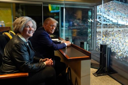 Imagem colorida de Susan Wiles e Donald Trump