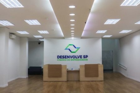 Foto colorida da recepção do Banco Desenvolve SP, do governo de São Paulo