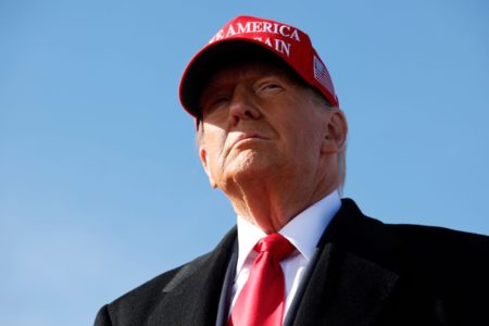 Donald Trump de boné vermelho
