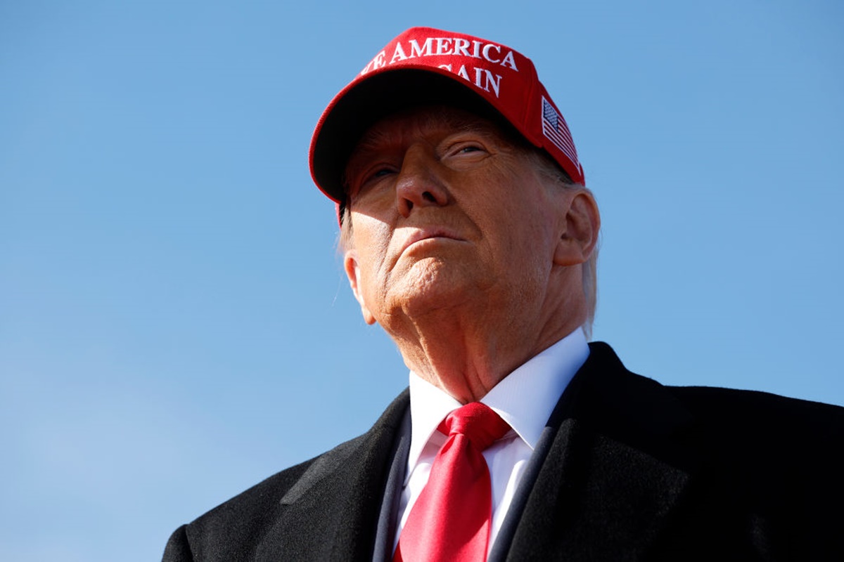Donald Trump de boné vermelho